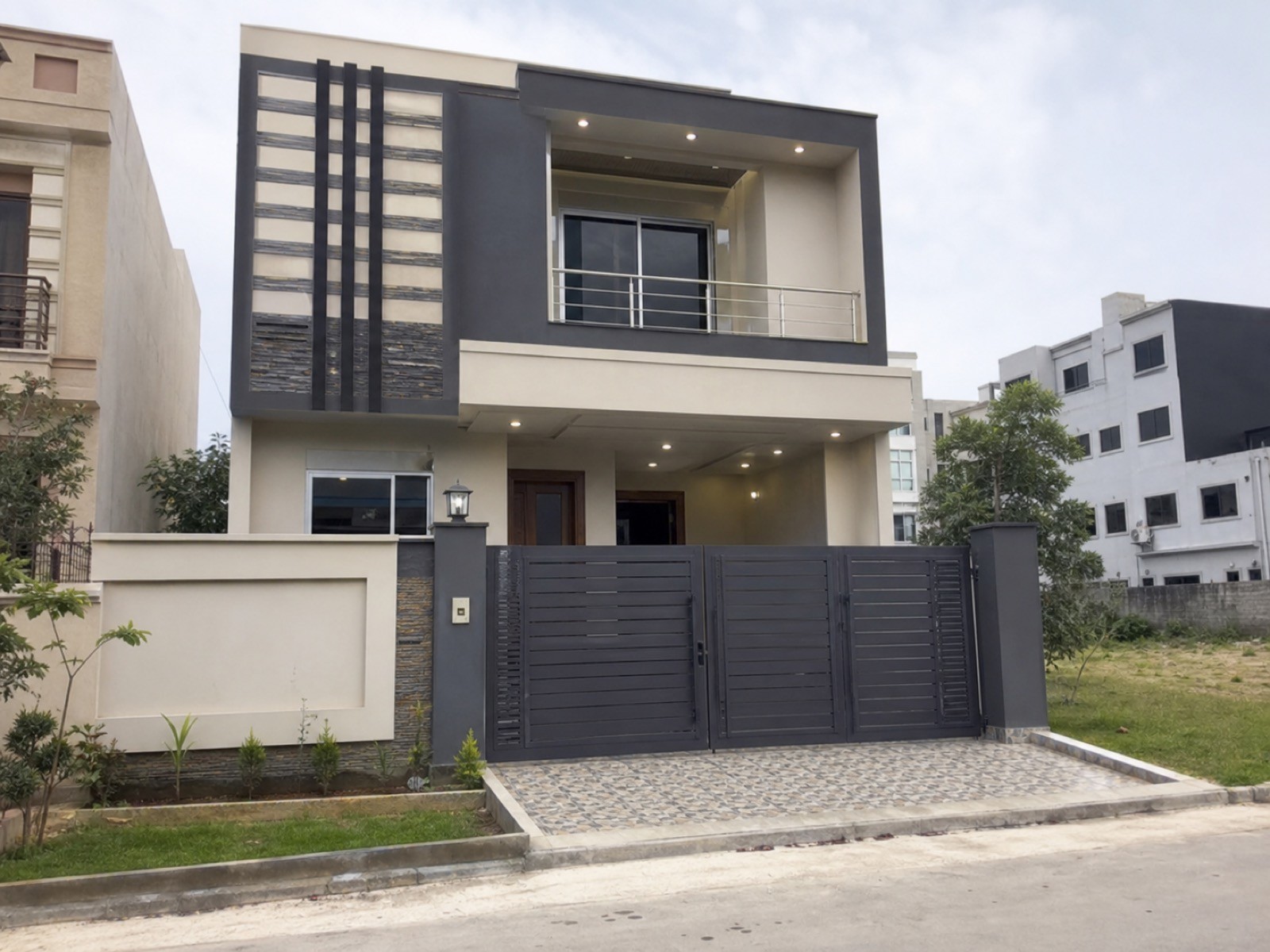 Ten marla modern house exterior in an Islamabad developed society
